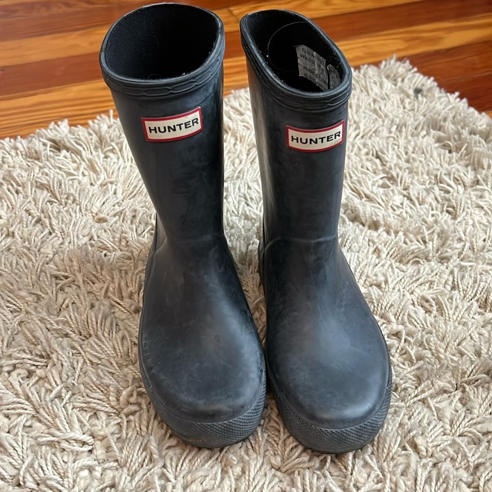 Hunter navy boots, US size 12B, 13G.